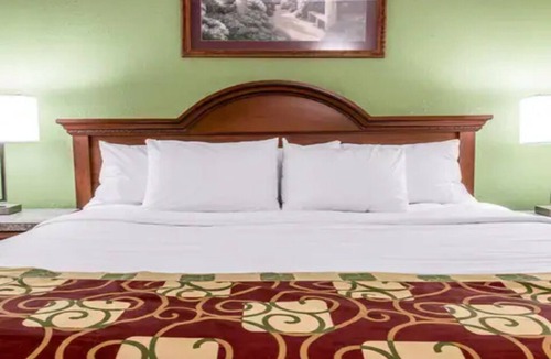 Kalamazoo Hotel | 1 King Bed | Affordable Stay Close to Kalamazoo Attractions - Comfort & Value