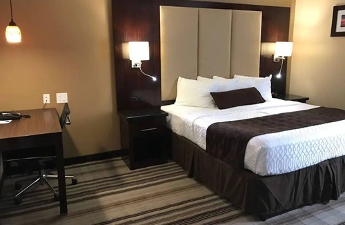 Crawfordsville Hotel | 1 King Bed | Complimentary Daily Buffet Breakfast | Pets Are Allowed