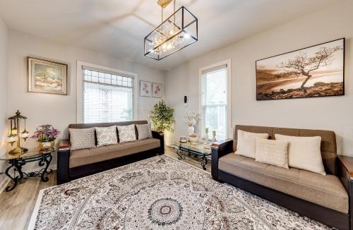 Elgin House | 1 Mi to Dtwn Elgin: Dutch Colonial w/Lovely Patio