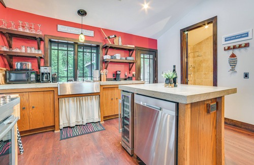 Charlevoix Cottage | 1 Mi to Dtwn! Lakefront Earl Young Charlevoix Home