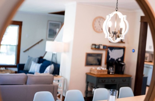 South Haven House | 1 mile to beautiful Lake Michigan, bikes provided, fire pit, game room
