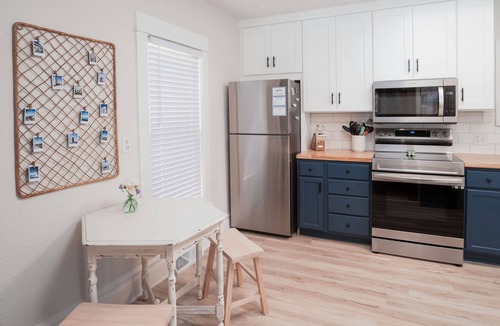 South Haven House | 1 mile to beautiful Lake Michigan, bikes provided, fire pit, game room
