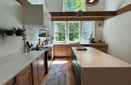 Berrien Springs House | 10 min to Beach! Clean Spacious Designer wine country Farmhouse fenced-in yard