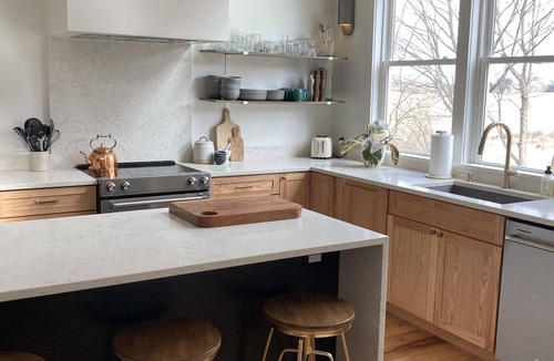 Berrien Springs House | 10 min to Beach! Clean Spacious Designer wine country Farmhouse fenced-in yard