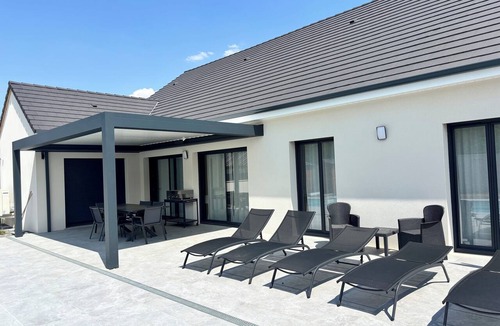 Chateauroux House | 160 m² villa with 5 bedrooms, a 10×4 m pool, and a large terrace