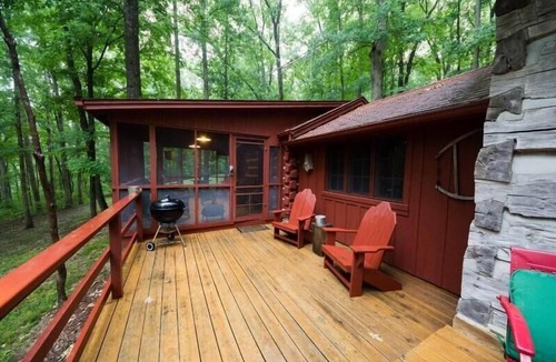 Nashville Cabin | 1859 Historic Log Cabin, pet friendly and 5 minutes to Nashville!