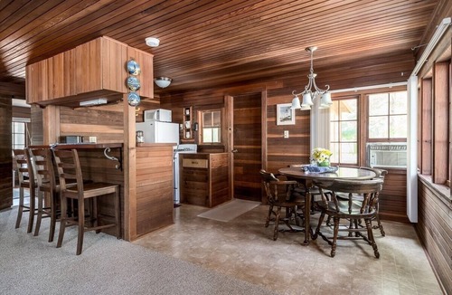 Douglas Cabin | 1930s Redwoods Cabin/Walk to Douglas Beach