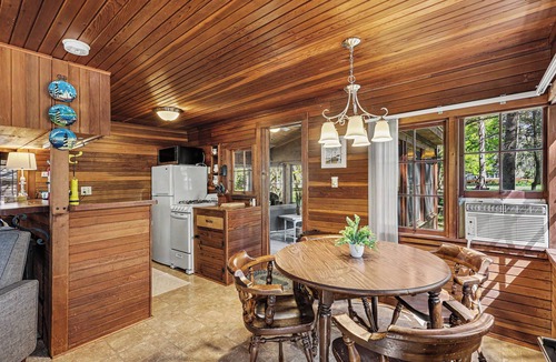 Douglas Cabin | 1930s Redwoods Cabin/Walk to Douglas Beach