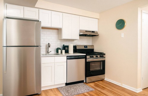 Des Plaines Apartment | 1BR Modern Retreat w/Free Parking Near Airport