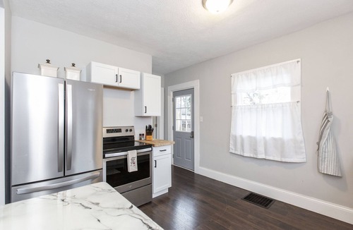 Mishawaka House | 2.8 Mi to Notre Dame Stadium /4 Mi to St Joseph Regional Medical Center