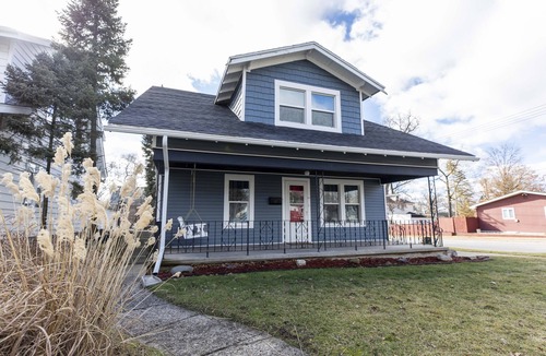 Mishawaka House | 2.8 Mi to Notre Dame Stadium /4 Mi to St Joseph Regional Medical Center
