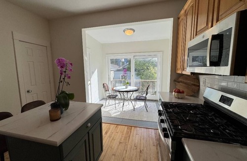 West Lakeview House | 2-bedroom house in terrific Chicago neighborhood walking distance to everything