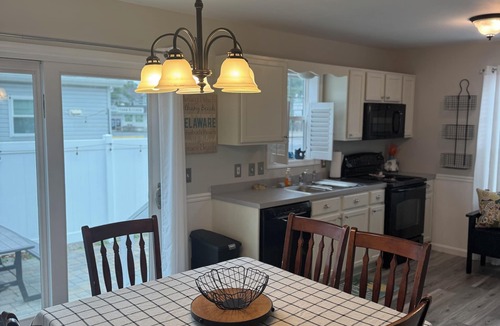 Ann Acres House | 2 Blocks to the Beach! Cozy 4BR Ranch, 7-Car Parking & Huge Patio