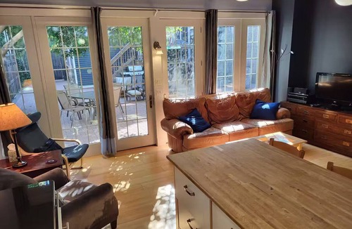 Hyde Park Cottage | 2 br, 2 bt, UChicago Coachman's Guesthouse