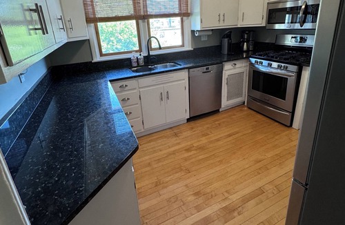 Oak Park Apartment | 2-BR central Oak Park flat+near FLW homes+near trains to Chicago+pets ok+parking