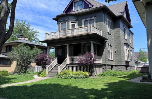 Oak Park Apartment | 2-BR central Oak Park flat+near FLW homes+near trains to Chicago+pets ok+parking