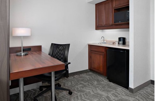 Norwood Park Hotel | 2 Clean Suites Ideal for Groups & Families + Convenient Airport Access Nearby