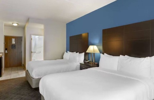 Mundelein Hotel | 2 Comfortable Suites w/Breakfast | Close to Cuneo Mansion and Gardens - 3.8 mil