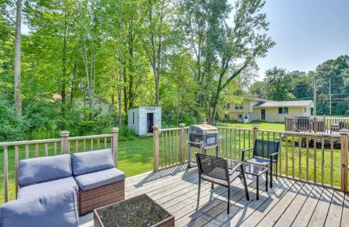 Shorewood-Tower Hills-Harbert Apartment | 2 Mi to Warren Dunes: Sawyer Apartment w/Deck!