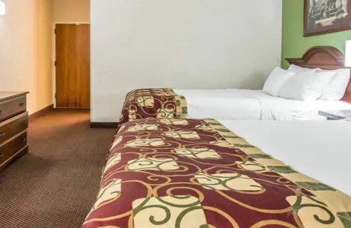 Kalamazoo Hotel | 2 Queen Beds | Convenient Room Near Milham Park Golf Club & Kalamazoo Theater