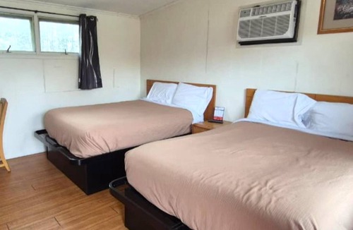 Cadillac Hotel | 2 Relaxing Rooms in Cadillac Near Dining & Popular Local Attractions - 1.2 miles