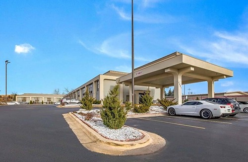 Grand Rapids Hotel | 2-Star Hotel ∙ Clarion Inn and Suites Airport