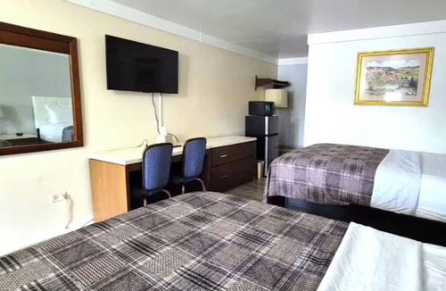 South Holland Hotel | 2 Stylish Rooms Close to Green Lake, Pet-Friendly & w/Free Parking