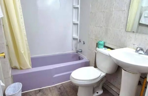 South Holland Hotel | 2 Stylish Rooms Close to Green Lake, Pet-Friendly & w/Free Parking