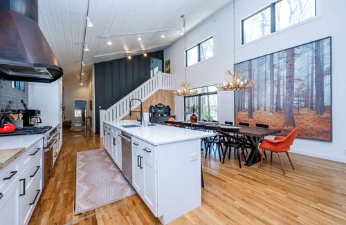 Shorewood-Tower Hills-Harbert House | (2027 NOW OPEN!) Sawyer Stunner With Hot Tub, Sauna & Close To Beach!