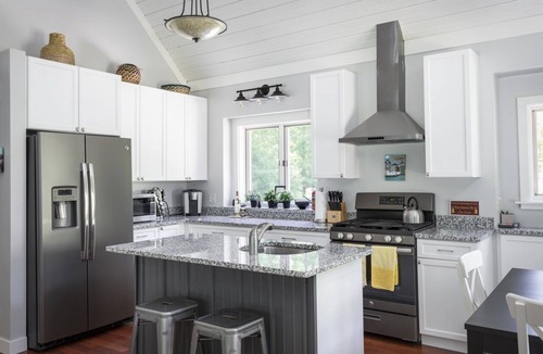 Cedar House | '26 Fall and '27 Summer -BOOK NOW! - Central Location - clean & modern rental!