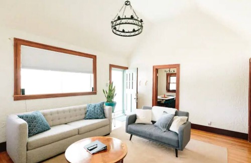 Urbana House | 2BR Cozy, Historic Home in DT Urbana: 2 Thumbs Up
