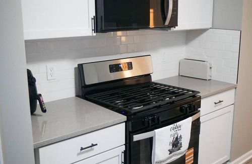 Munster House | 2BR+Office House in NW IN Near Metra, Shops & I-94