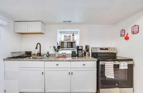 Woodlawn Apartment | 2MI to Obama Center - Pet-Friendly near UOC!