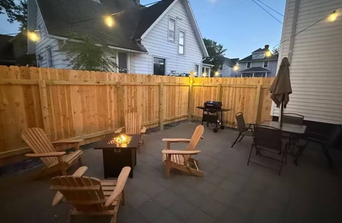 Monroe House | 3 bedroom 2 bath, newly rennovated, modern Downtown Retreat in Monroe