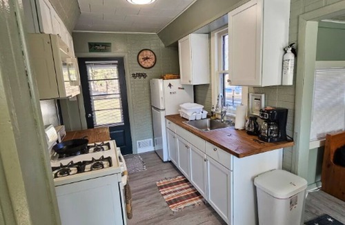 Stockland Cabin | 3-bedroom cabin in welcoming Ashkum with cozy charm right on the Iroquois River