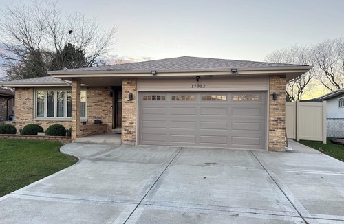 Orland Hills House | 3-bedroom house in fabulous Orland Hills with fitness room, AC, WiFi