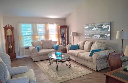Algonquin House | 3 Bedroom Townhouse overlooking 10th tee at Golf Club of Illinois, near shopping