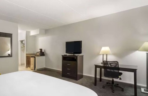 Mundelein Hotel | 3 Family-friendly Units | Prime Location | 6.4 miles to Lake County Fairgrounds