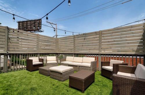 Pulaski Park Apartment | 3 Flat Building Downtown - With Private Patios
