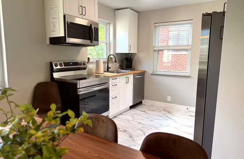 Ludlow House | 3 miles to downtown, private parking, 10% off Ark, Zoo, and Aquarium