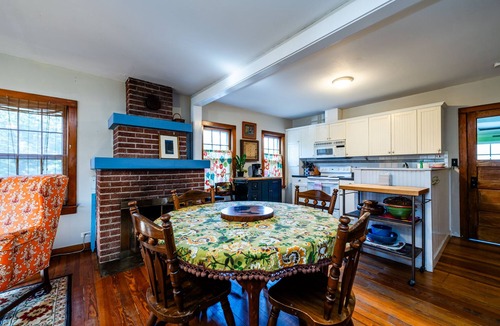 Lakeside Cottage | (3 Nt Min!) Lakeside Cottage Short Walk To Association Beach!