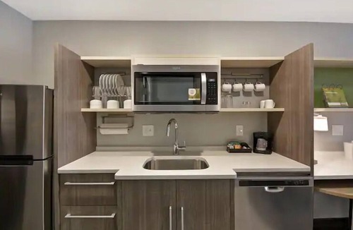 Alpine Center Hotel | 3 Relaxing Units Minutes to Frederik Meijer Gardens | FREE Breakfast, Pool!