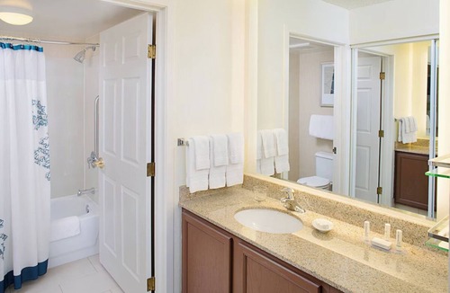 Livonia Hotel | 3 Studio Queen Rooms at Residence Inn Detroit Livonia - Kitchen + Free Breakfast