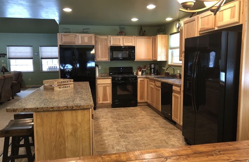 Athelstane House | 3000 sqft Custom Home, 7 BedRm with Loft, Hot tub, Covered Patio and Front Porch