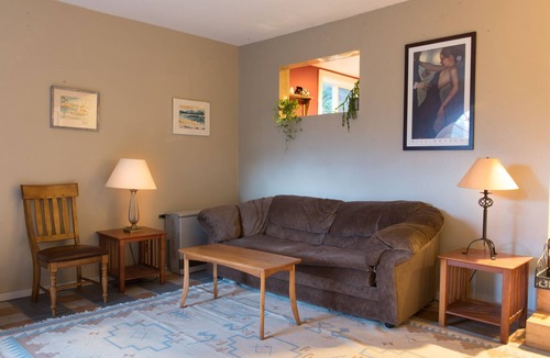 Warren House | 3BR 2 BA Sunlit 4 Story House In Warren - Great Mountain Views