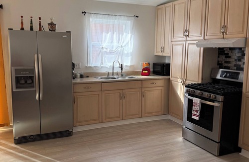 Waukegan Apartment | 3BR Apartment, Split level house, in Waukegan, 7min. to The Naval Base with WiFi