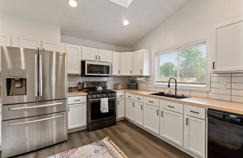 Georgetown House | 3min to UND | Firepit, Pingpong & Game Nights
