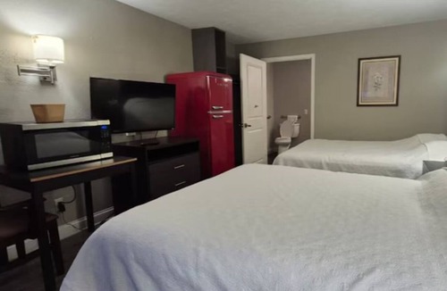 Merrillville Hotel | 4 Affordable Rooms w/Parking | Waterpark & Candy Factory Tour Nearby