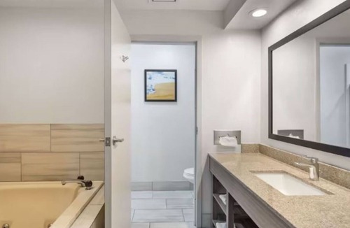 Mundelein Hotel | 4 Affordable Units | Free Breakfast | 4.8 miles to Barefoot Bay Aquatic Center