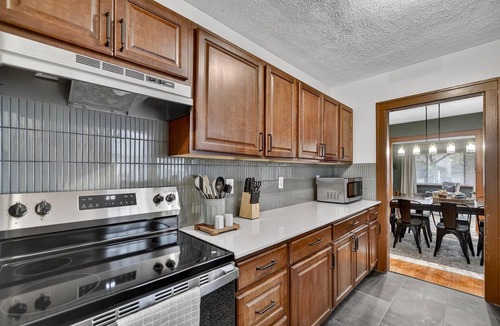 Lansing House | 4 bed/2 bath, Relaxing, Seating for 8, Family Gathering location